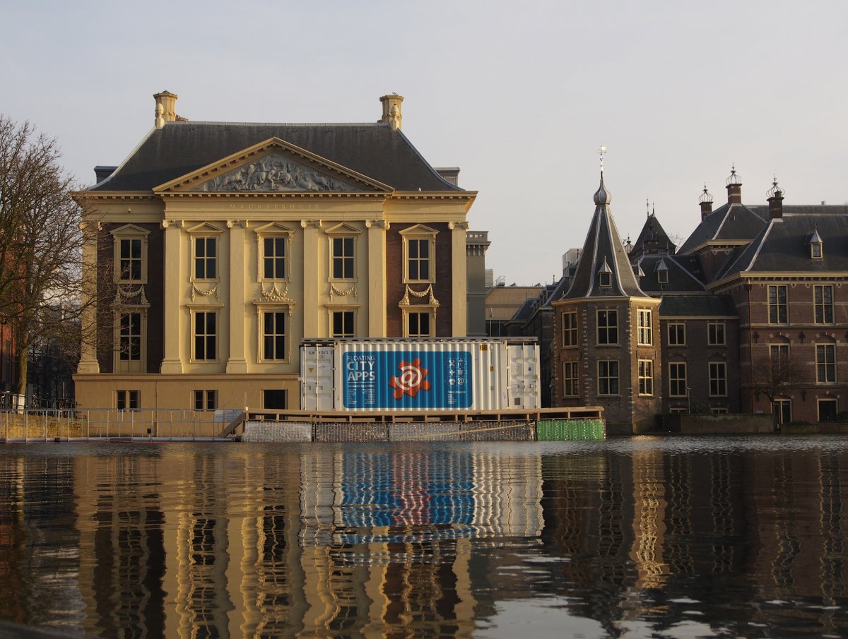 Holandeses criam estruturas flutuantes de plástico descartado com energia solar